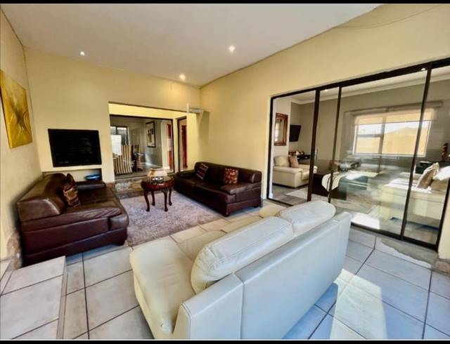 4 BEDROOM HOUSE FOR SALE IN BLUE VALLEY GOLF ESTATE
